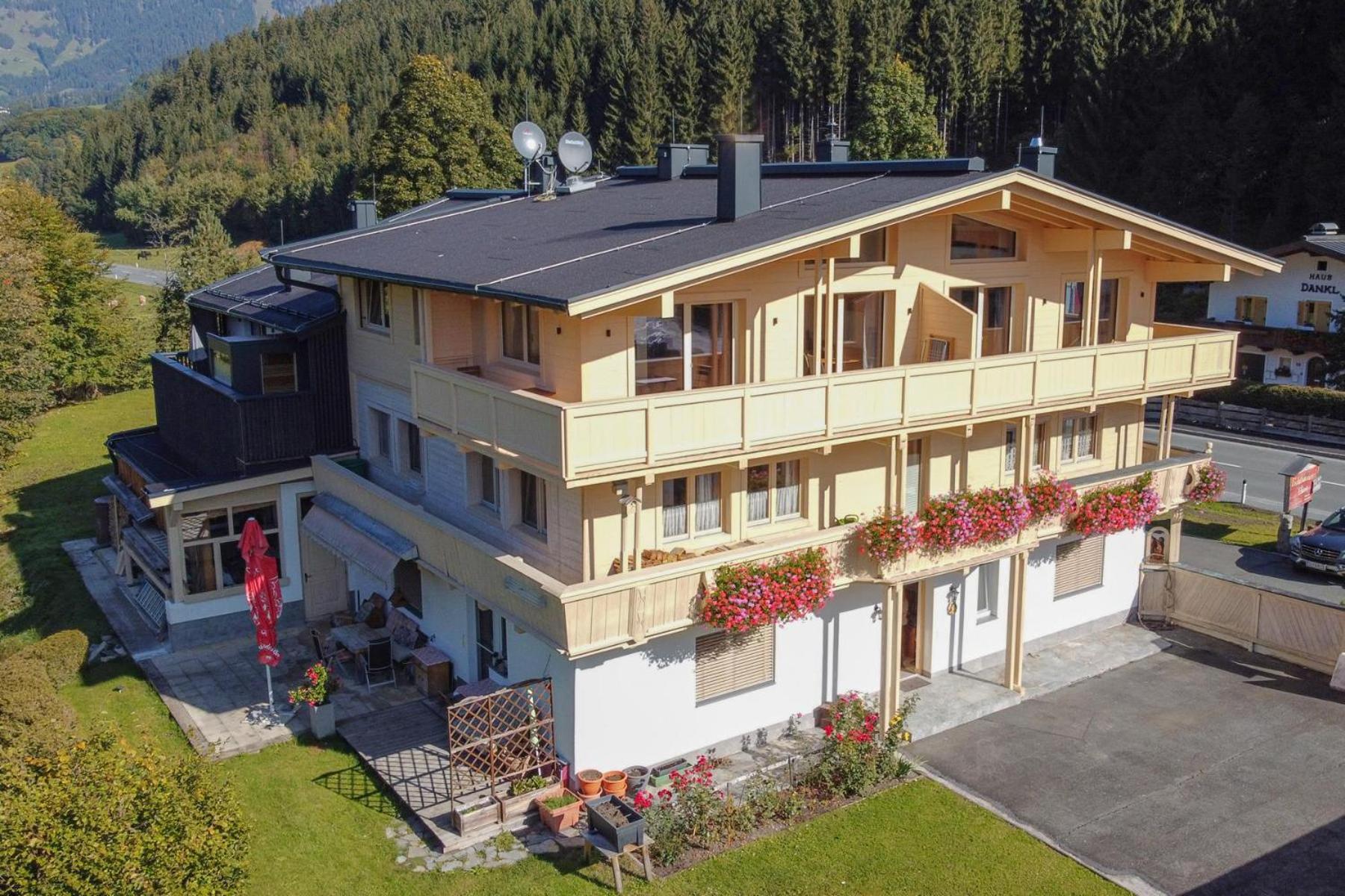 Alte Bildhauerei Apartment Aurach bei Kitzbuehel Luaran gambar